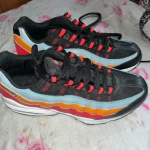7 youth boys ! Nike air sneakers worn once literally!