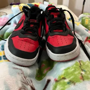 Black and red nike sneakers kids 4.5
