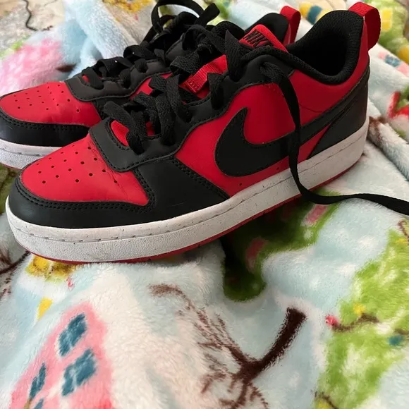 Black and red nike sneakers kids 4.5