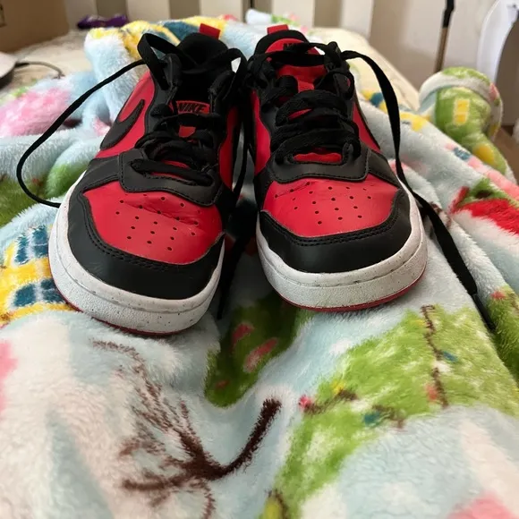 Black and red nike sneakers kids 4.5