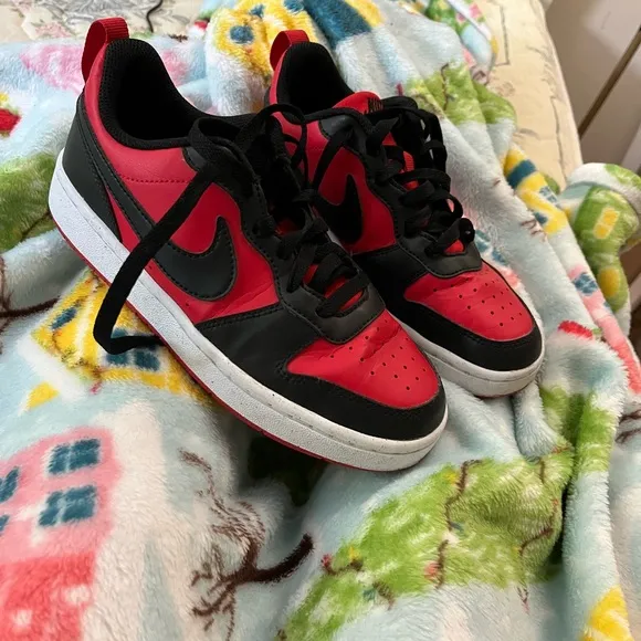 Black and red nike sneakers kids 4.5