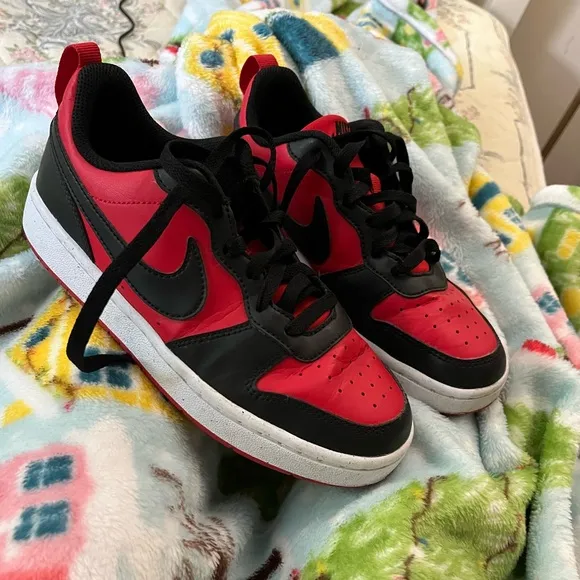 Black and red nike sneakers kids 4.5