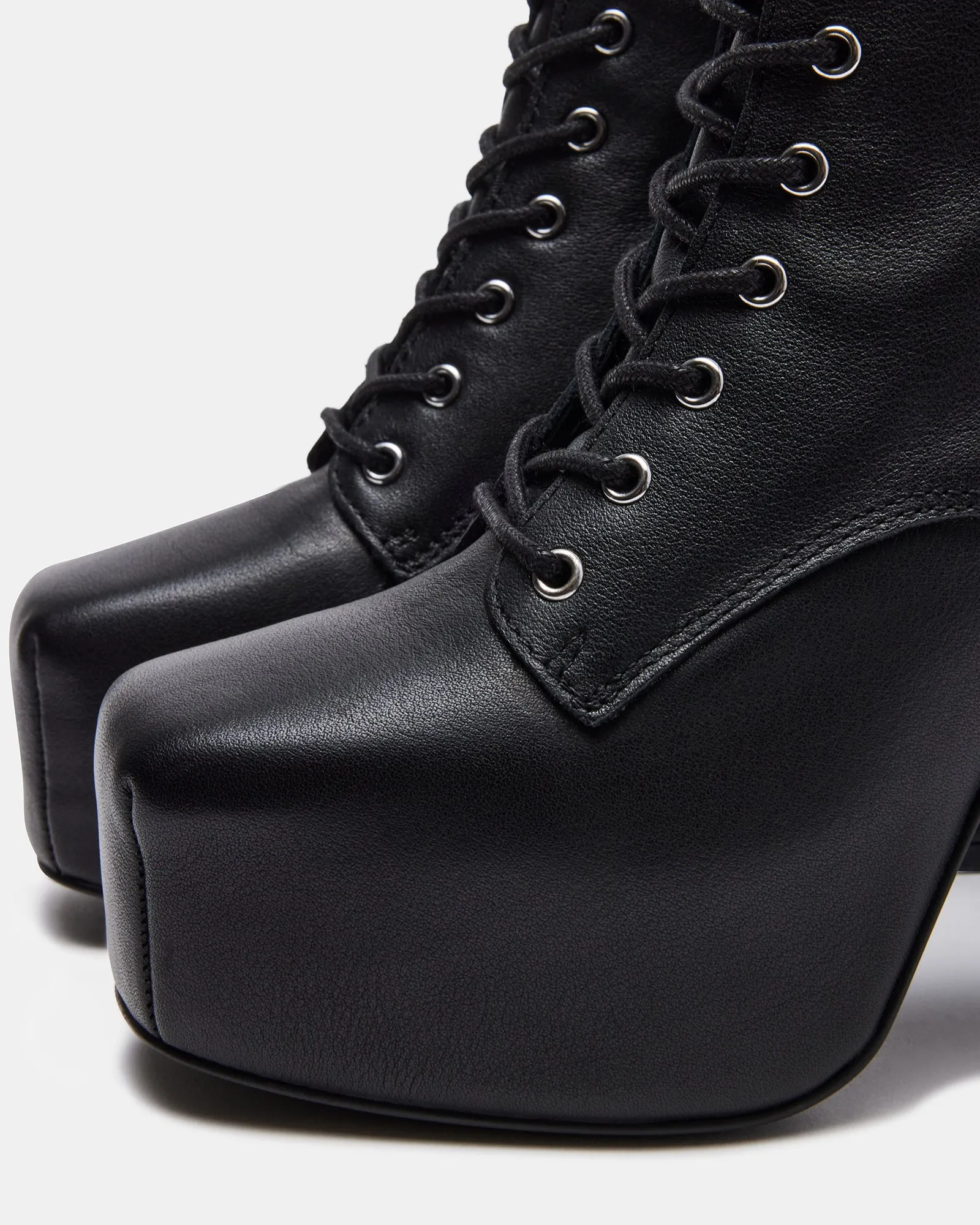 CONFIDENT BLACK LEATHER - SM REBOOTED