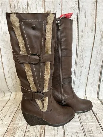 NEW In Box Retails $129  Size 6.5 US, New Vogue Women's Boots Dark Brown