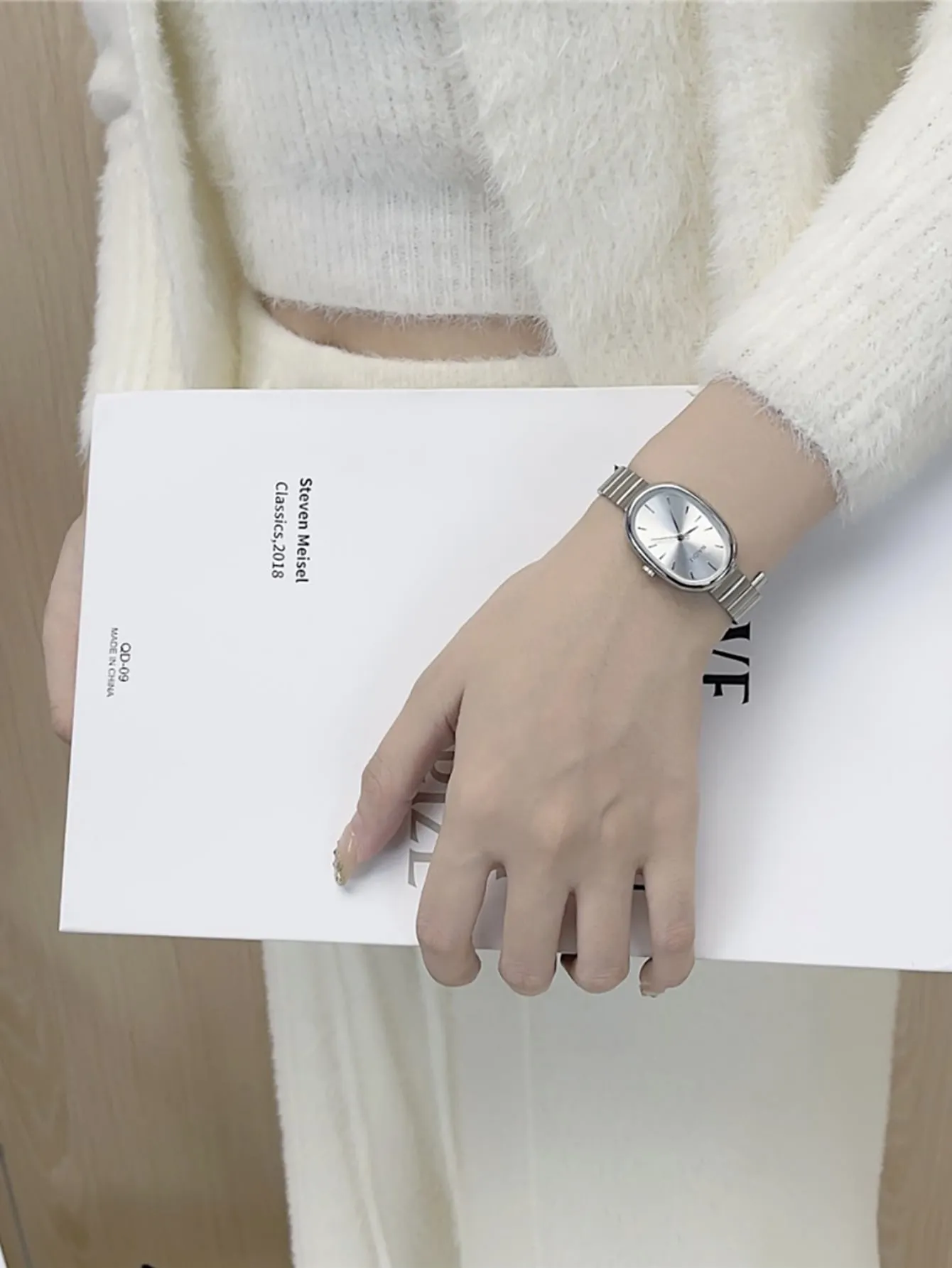 Round Minimalist Quartz Watch - Silver