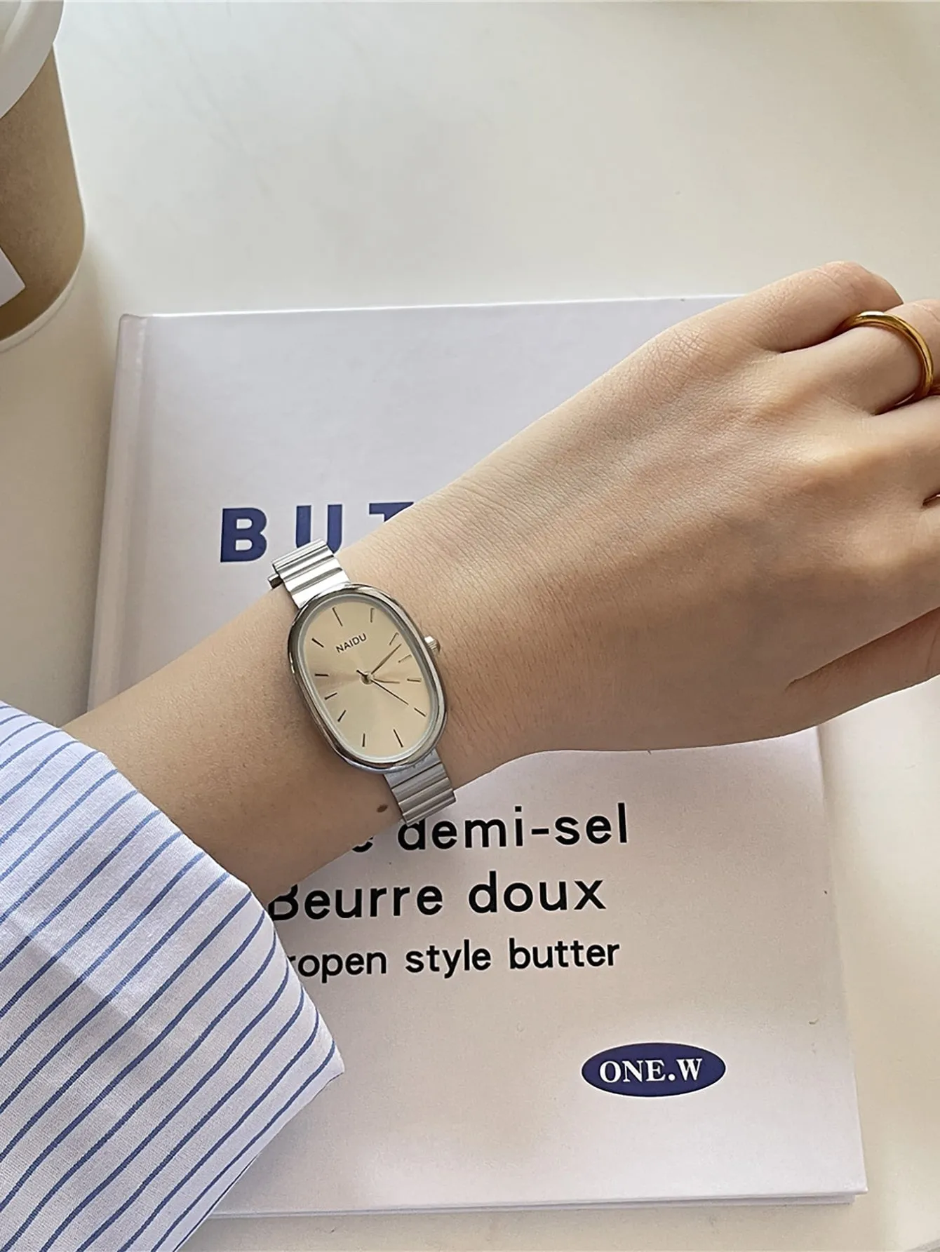 Round Minimalist Quartz Watch - Silver