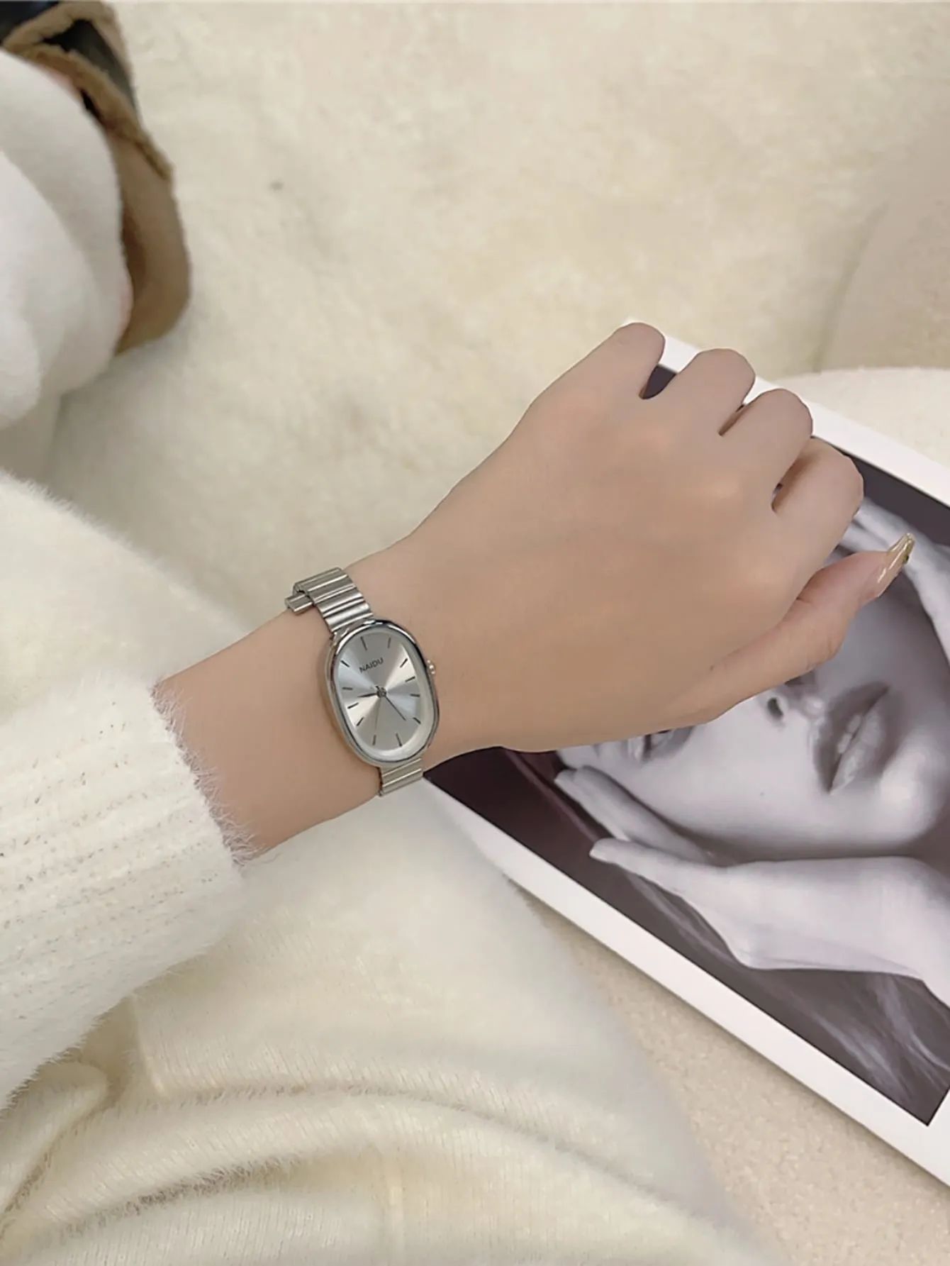 Round Minimalist Quartz Watch - Silver
